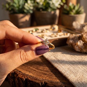キュービックジルコニアフラワーリング | 18Kゴールド製、サイズ調整可能、存在感のあるボタニカルジュエリー