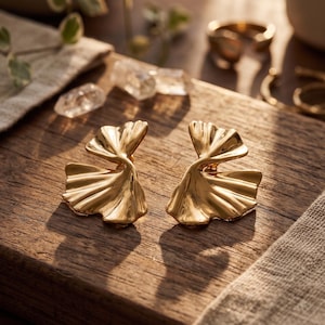 Skulpturala örhängen med kronblad | 18K guld eller sterlingsilver, mattfria statement-smycken