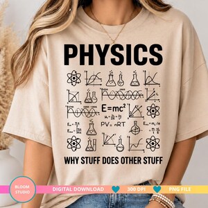 Puede incluir: Camiseta beige con la palabra "PHYSICS" en negro y diagramas científicos. Muestra ecuaciones como "E=mc²" y la frase "WHY STUFF DOES OTHER STUFF".