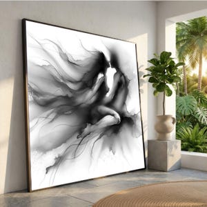 Könnte beinhalten: Schwarz-Weiß-Kunstdruck mit abstrakter Darstellung zweier Figuren in einer Umarmung. Das Kunstwerk zeigt fließende, rauchige Linien und Formen, die ein Gefühl von Bewegung und Emotion erzeugen. Der Druck ist gerahmt.