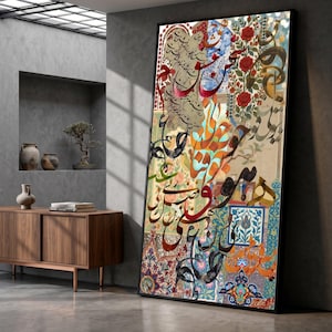Könnte beinhalten: Gerahmtes Kunstwerk mit einer Collage aus persischer Kalligraphie und floralen Mustern. Das Kunstwerk verwendet Farben wie Rot, Blau, Orange und Grün. Die Kalligraphie ist in verschiedenen Stilen gehalten, mit Rosen und anderen dekorativen Elementen.