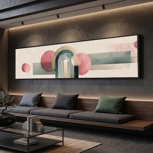Könnte beinhalten: Ein großes rechteckiges abstraktes Kunstwerk mit schwarzem Rahmen. Das Kunstwerk zeigt geometrische Formen in Rosa, Grün und Beige. Kreise, Rechtecke und ein geschwungenes Bogendesign sind sichtbar. Das Werk ist über einer Holzbank mit grauen Kissen angebracht.