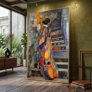Peut inclure: Une œuvre d'art encadrée représente une femme montant un escalier. La femme est vue de dos, vêtue d'une robe colorée à motifs. L'œuvre utilise un mélange de couleurs, dont le bleu, l'orange, le jaune et le rouge. L'arrière-plan est un mélange de formes et de couleurs abstraites.