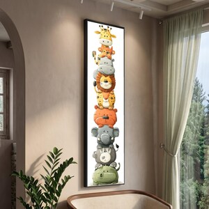 Niedliche Safari Tier Turm Leinwand, Kinderzimmer Wandkunst, Verspielte Dschungel Tiere Illustration, Kinderzimmer Dekor, Gestapelte Wildtier Leinwand