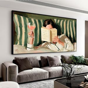 Op de afbeelding: Een horizontaal olieverfschilderij in een zwarte lijst met een persoon in een wit overhemd met kraag die een open boek leest en een glas roze wijn vasthoudt. De achtergrond toont verticale groene en witte strepen in een losse schilderstijl.