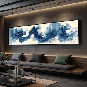Könnte beinhalten: Ein großes, rechteckiges, gerahmtes Kunstwerk mit einem abstrakten Design aus wirbelnder blauer Tinte auf cremefarbenem Hintergrund. Das Kunstwerk ist über einer eingebauten Holzbank mit grauen Kissen und dekorativen Kissen angebracht.