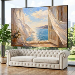 Op de afbeelding: Olieverfschilderij van een kustlandschap gezien door een open raam. Het kunstwerk toont een helderblauwe zee, een heldere lucht met wolken en een glimp van het land. Witte gordijnen wapperen in de wind en een vaas met bloemen staat op een richel.