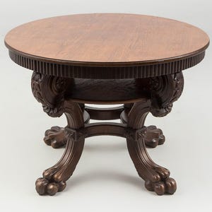 Mesa de centro redonda antigua de roble macizo con patas talladas a mano, estilo renacentista, mesa auxiliar vintage para la decoración clásica de la sala de estar.