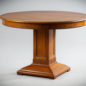 Mesa de comedor redonda de madera de estilo antiguo, mesa clásica con pedestal tallado, mesa de salón y comedor vintage de madera maciza.