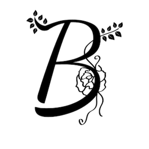 Può includere: Una lettera "B" nera stilizzata con accenti floreali e fogliari. La lettera maiuscola è adornata con una rosa e delicati ramoscelli di foglie, creando un design elegante e decorativo. L'immagine è su sfondo bianco.