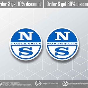 Può includere: Due adesivi circolari con la scritta "NORTH SAILS" in bianco su sfondo blu. Gli adesivi presentano anche le lettere "N" e "S" in bianco. Resistenti all'acqua, ai raggi UV e ai graffi.
