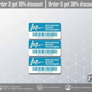 Op de afbeelding: Drie witte en blauwe rechthoekige stickers met de tekst "International Genetic Technologies" en een barcode. De stickers hebben ook de tekst "Order 2 get 10% discount" en "Order 5 get 30% discount". Water-, brandstof-, olie- en chemicaliënbestendig.