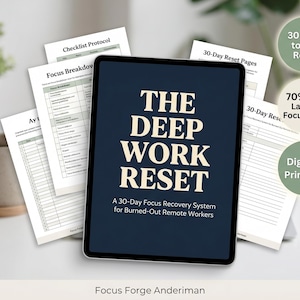 Könnte beinhalten: Ein digitales Tablet mit einem dunkelblauen Cover und dem cremefarbenen Text THE DEEP WORK RESET A 30-Day Focus Recovery System for Burned-Out Remote Workers, umgeben von mehreren weißen gedruckten Seiten mit Checklisten und Fokus-Tabellen.