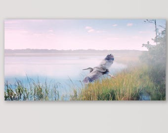 Arte de garza azul grande, garza en el pantano, pintura de pantano, niebla, garza de colores suaves, ave costera clásica, con o sin marco: impresiones o lienzo