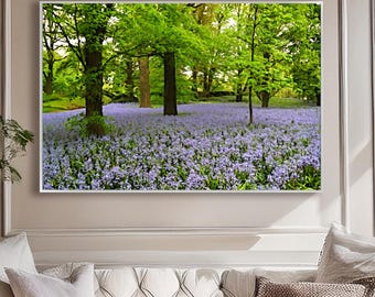 Impresión artística de un bosque de campanillas: pintura impresionista de paisaje floral