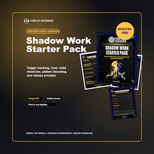 Può includere: Un pacchetto di download digitale intitolato "Shadow Work Starter Pack" con uno sfondo scuro e accenti dorati. Il pacchetto include fogli di lavoro stampabili per il monitoraggio dei trigger, i controlli interni del bambino e la decodifica dei modelli. È presente anche il testo "Digital PDF".