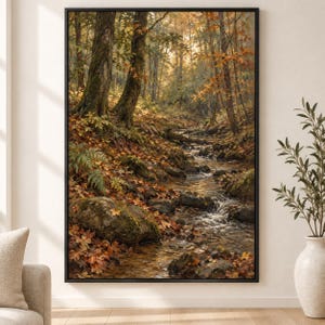 Könnte beinhalten: Ein rechteckiger Wandkunstdruck, der eine Waldlandschaft im Herbst zeigt. Die Szene stellt einen kleinen, fließenden Bach dar, umgeben von moosigen Steinen, gefallenen braunen und orangen Blättern sowie hohen Bäumen im goldenen Licht.