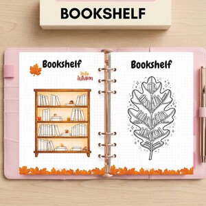 Può includere: Un'agenda ad anelli rosa aperta su due pagine con un tema a libreria. La pagina sinistra mostra un'illustrazione a colori di una libreria in legno con libri e il testo "Bookshelf" e "Hello Autumn". La pagina destra mostra un disegno a linee in bianco e nero di una libreria a forma di foglia con libri e il testo "Bookshelf".