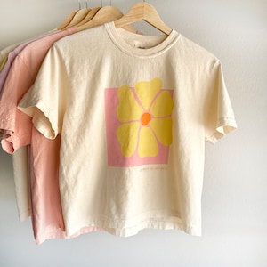 Cropped tshirt Womens Comfort Colors cropped boxy tshirt, Women&#39;s simple tee, Cute summer tshirt, abstract flower, flower tshirt