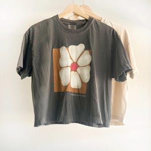 Cropped tshirt Womens Comfort Colors cropped boxy tshirt, Women&#39;s simple tee, Cute summer tshirt, abstract flower, flower tshirt