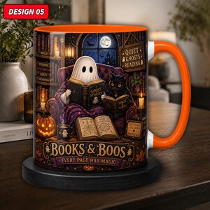Gepersonaliseerde mok voor een spookachtig leeshoekje, zwarte kat als lezer, spookachtig leeshoekje, gezellige Halloween-mok, spookverhaal, griezelig leescadeau