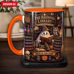 Op de afbeelding: Een keramische mok met een feloranje handvat en binnenkant, voorzien van een illustratie van een geest-bibliothecaris die een boek leest genaamd Advanced Spells & Potions. Het ontwerp toont boekenplanken, een schedel, pompoenen en de tekst The Haunted Library.