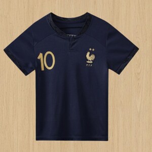 Pode incluir: Camisola de futebol azul marinho com o n&uacute;mero 10 em dourado na frente. A camisola apresenta um emblema dourado de um galo e estrelas, e as letras FFF. Tem mangas curtas e gola abotoada.