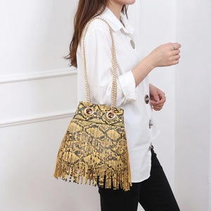 Vintage Western Snakeskin Printed Leather Fringe Bucket Bag Handcrafted Bohemian Chain Crossbody Shoulder Purse Retro Sling