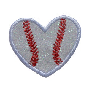 Peut inclure: Patch en forme de cœur blanc avec des coutures rouges, ressemblant à un ballon de baseball. Le patch est fait d'un tissu pailleté.
