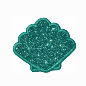 Könnte beinhalten: Eine türkisfarbene Glitzermuschel mit gewelltem Rand.