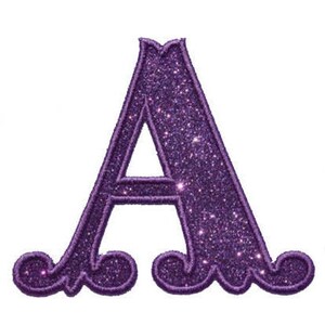 Pode incluir: Uma letra "A" roxa brilhante com um design ornamentado. A letra é bordada com fio roxo escuro e preenchida com glitter brilhante. A letra tem uma fonte serifada com redemoinhos decorativos na parte inferior.