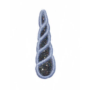 Puede incluir: Parche bordado de cuerno de unicornio con un diseño en espiral. El cuerno es azul claro con un centro oscuro y brillante. El parche está sobre un fondo blanco.