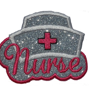 Puede incluir: Sombrero de enfermera de purpurina plateada con una cruz rosa y la palabra "Nurse" en purpurina rosa.