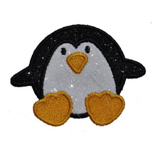 Pode incluir: Um pinguim preto e branco com bico e pés amarelos. O pinguim está sentado em seus pés com as asas estendidas para os lados. O pinguim é feito de feltro e tem uma textura brilhante.