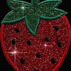 Peut inclure: Un écusson de fraise rouge scintillant avec un motif de feuilles vertes scintillantes. La fraise a des graines noires et un contour rouge. Le patch est conçu pour être cousu ou repassé sur du tissu.