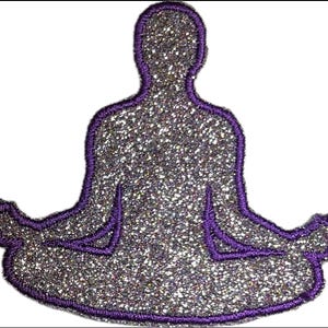 Puede incluir: Contorno morado de purpurina de una persona sentada en una postura de yoga.