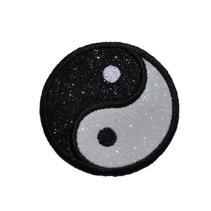 Puede incluir: Parche bordado con el símbolo yin yang en blanco y negro con detalles de purpurina.