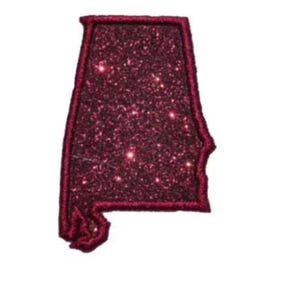 Peut inclure: Un écusson en forme de l'État de l'Alabama avec une finition à paillettes bordeaux foncé. Tout le contour de l'État est bordé par une bordure cousue bordeaux assortie, créant une forme définie avec une surface scintillante et texturée.