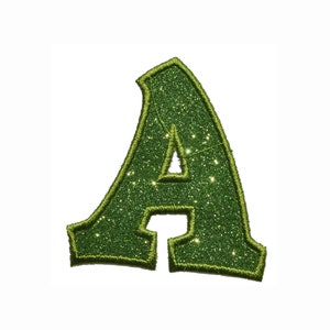 Könnte beinhalten: Ein grüner Glitzerbuchstabe A mit leicht abgenutztem Look. Der Buchstabe ist mit einem dunkleren grünen Faden umrandet.
