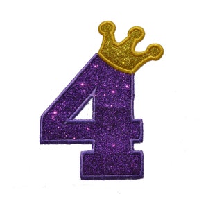 Peut inclure: Numéro quatre en paillettes violettes surmonté d'une couronne en paillettes dorées.