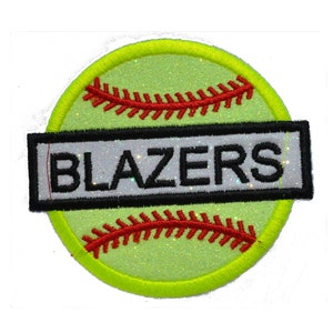 Può includere: Una palla da softball verde e gialla con cuciture rosse e la parola "BLAZERS" in lettere nere su sfondo bianco.