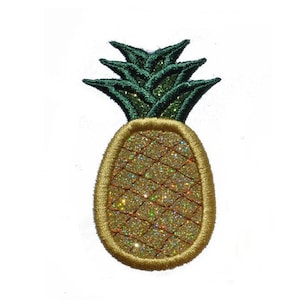 Könnte beinhalten: Eine goldene Glitzer-Ananas mit grünen Blättern. Die Ananas ist mit einem goldenen Faden umrandet.