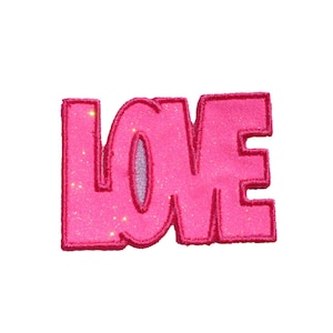 Può includere: Toppa in feltro rosa con la parola "LOVE" in grandi lettere scintillanti.