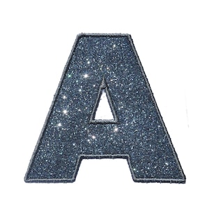 Peut inclure: Une lettre A bleue scintillante, faite de tissu pailleté. La lettre est soulignée d'un fil bleu plus foncé.