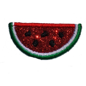 Peut inclure: Un patch brodé en forme de tranche de pastèque rouge avec une bordure verte et blanche. La pastèque est recouverte de paillettes.