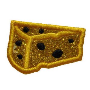 Op de afbeelding: Een gouden glitter patch in de vorm van een stuk kaas met zwarte gaten. De patch heeft een gouden rand en staat op een witte achtergrond. Perfect om kleding of accessoires te personaliseren.