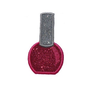 Puede incluir: Una botella de esmalte de uñas rosa con una tapa plateada. La botella tiene una textura brillante.