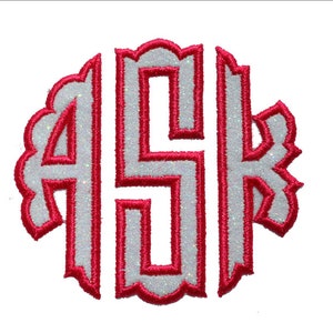 Peut inclure: Monogramme blanche à paillettes avec contour rose dans une forme ovale festonnée. Le monogramme est "ASK".