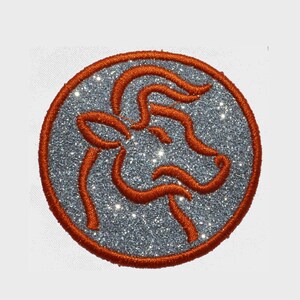 Op de afbeelding: Een ronde, zilveren glitterpatch met een oranje omtrek van een rendierkop.