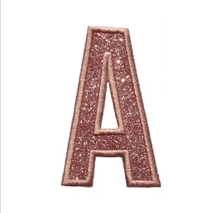 以下が含まれることがあります： ステッチされたボーダーが付いた、ローズゴールドのグリッター文字「A」のパッチ。 パッチは、衣類やアクセサリーにパーソナライズされたタッチを加えるのに最適な、グリッターテクスチャの大文字「A」です。